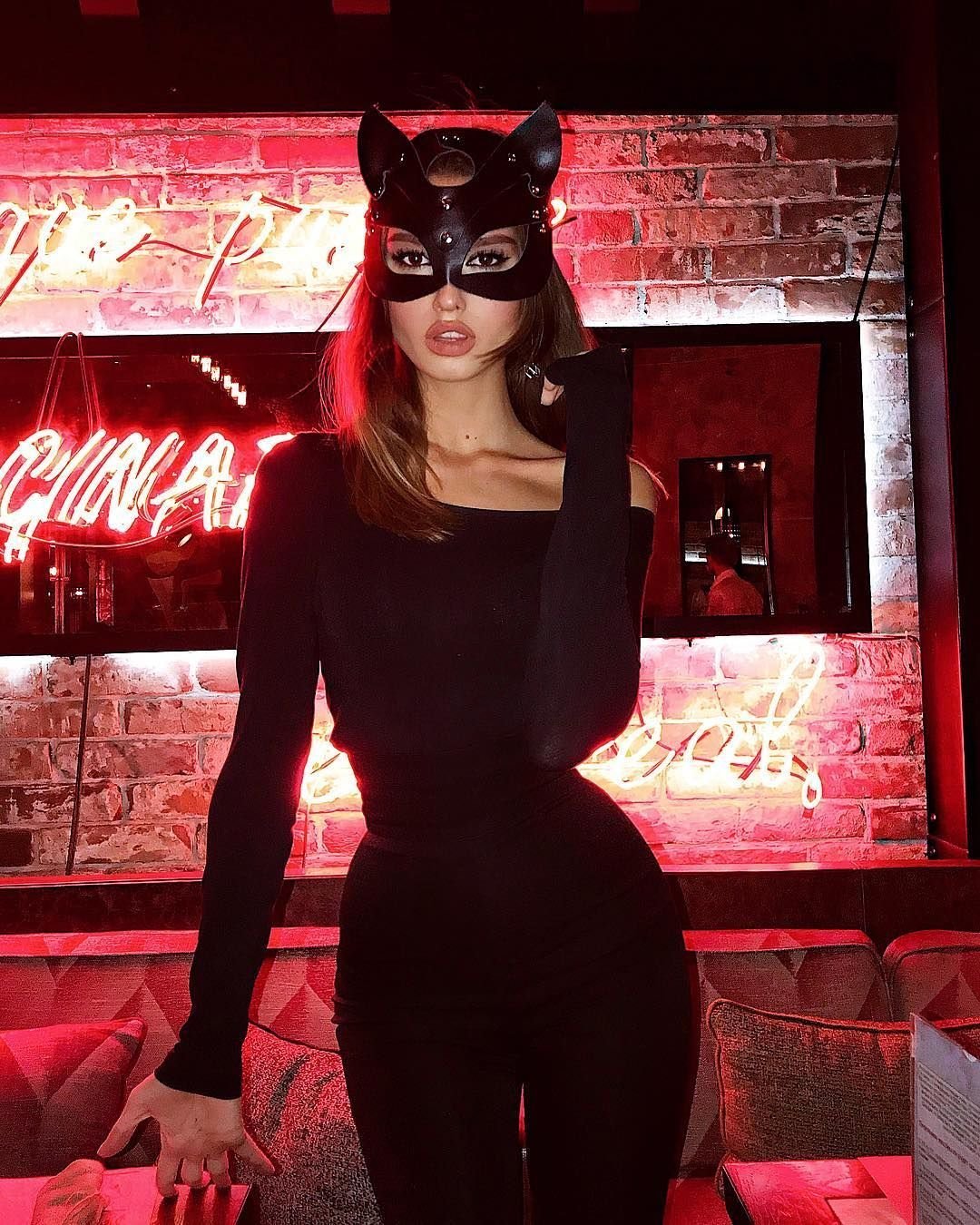 Женщина с кошкой