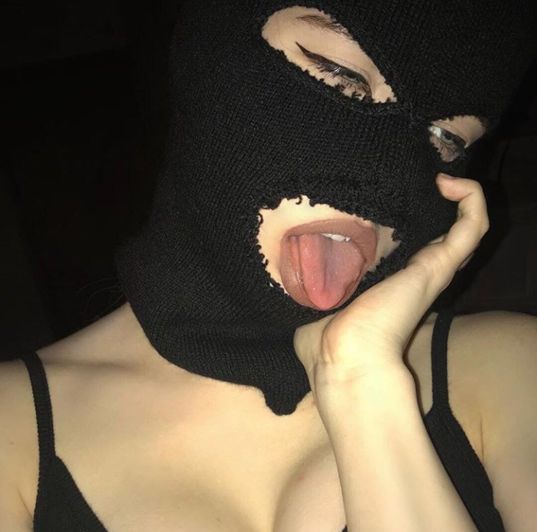 Девушка в Балаклаве