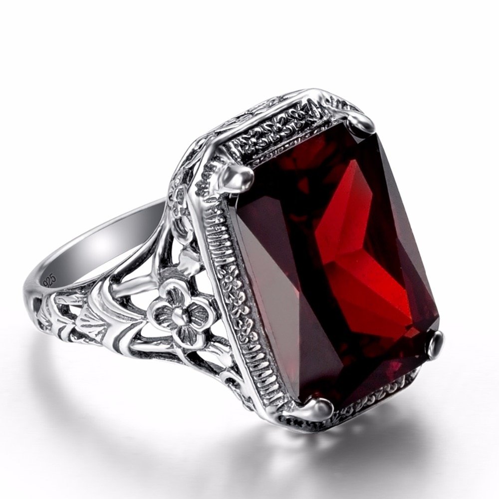 Перстень с красным камнем