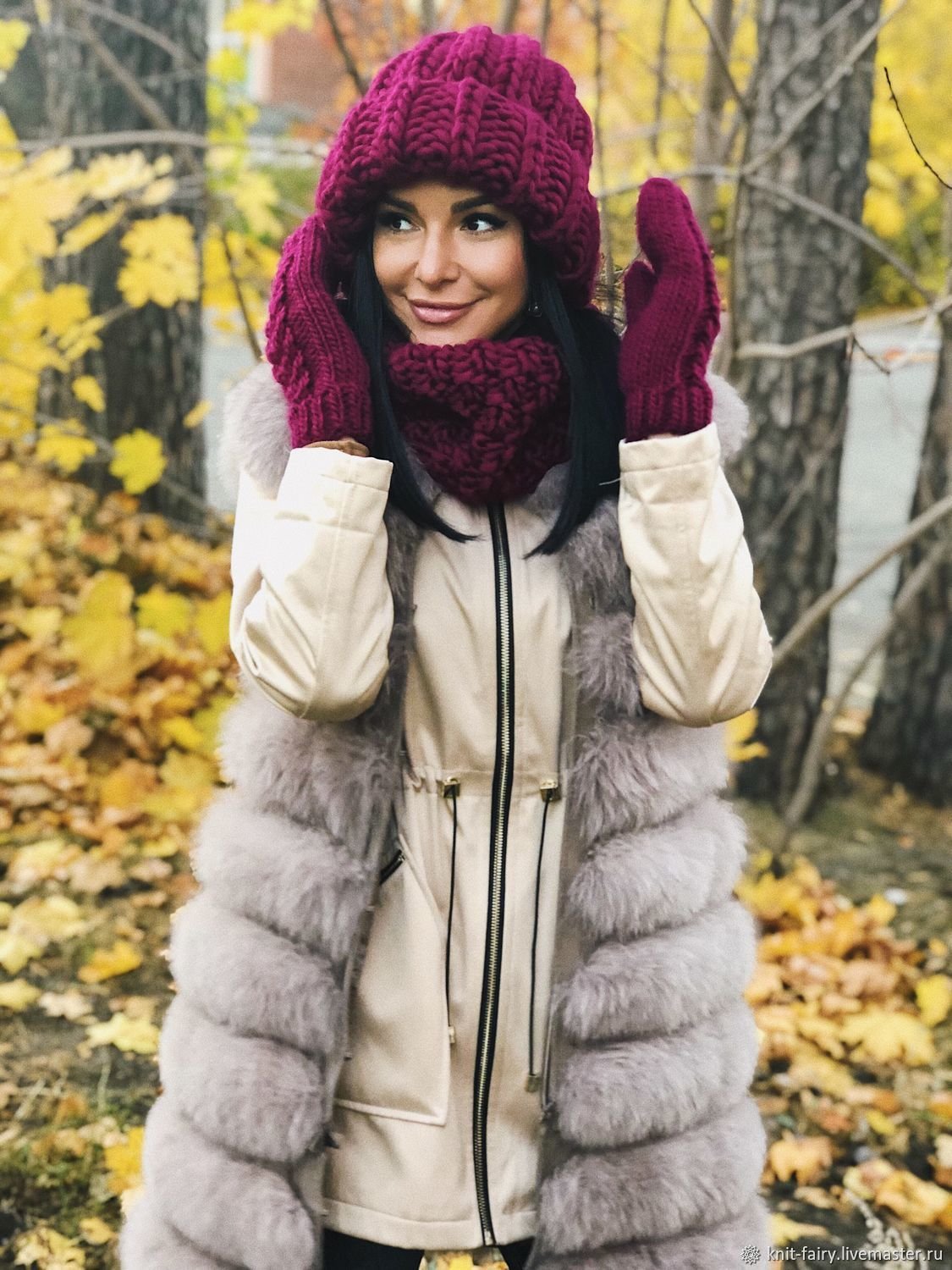 Шапка под бежевый пуховик