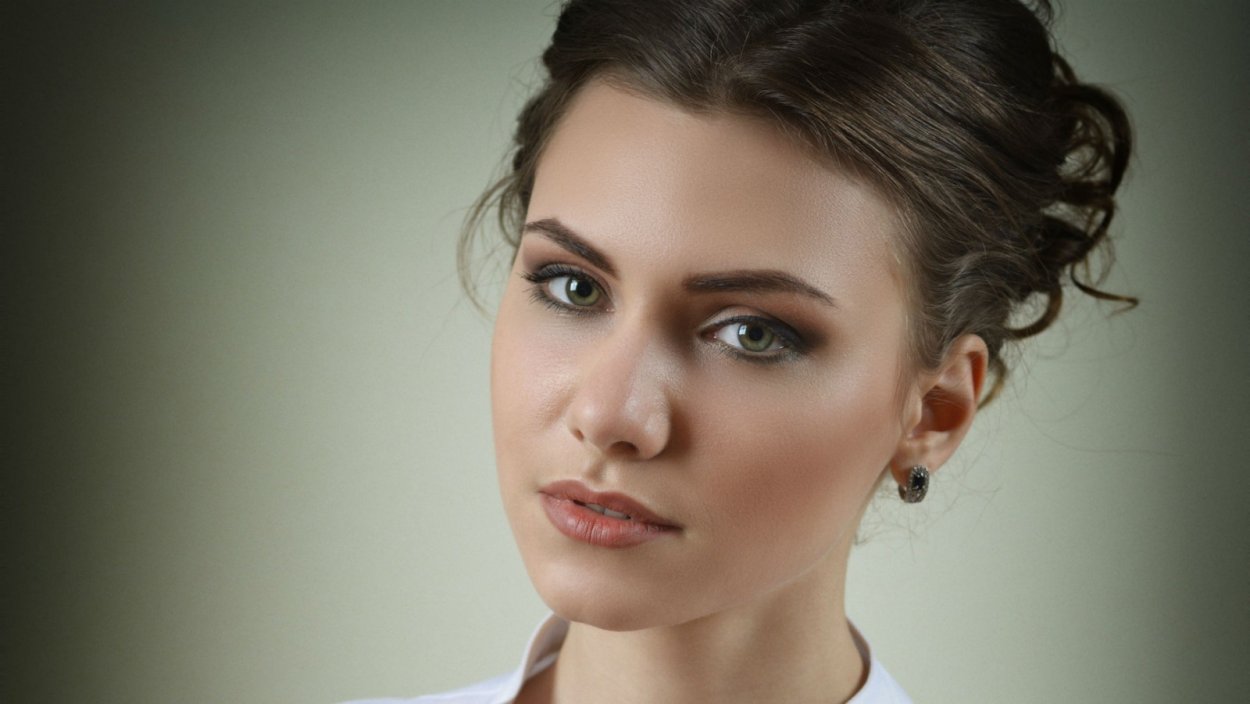 Строгое лицо женщины