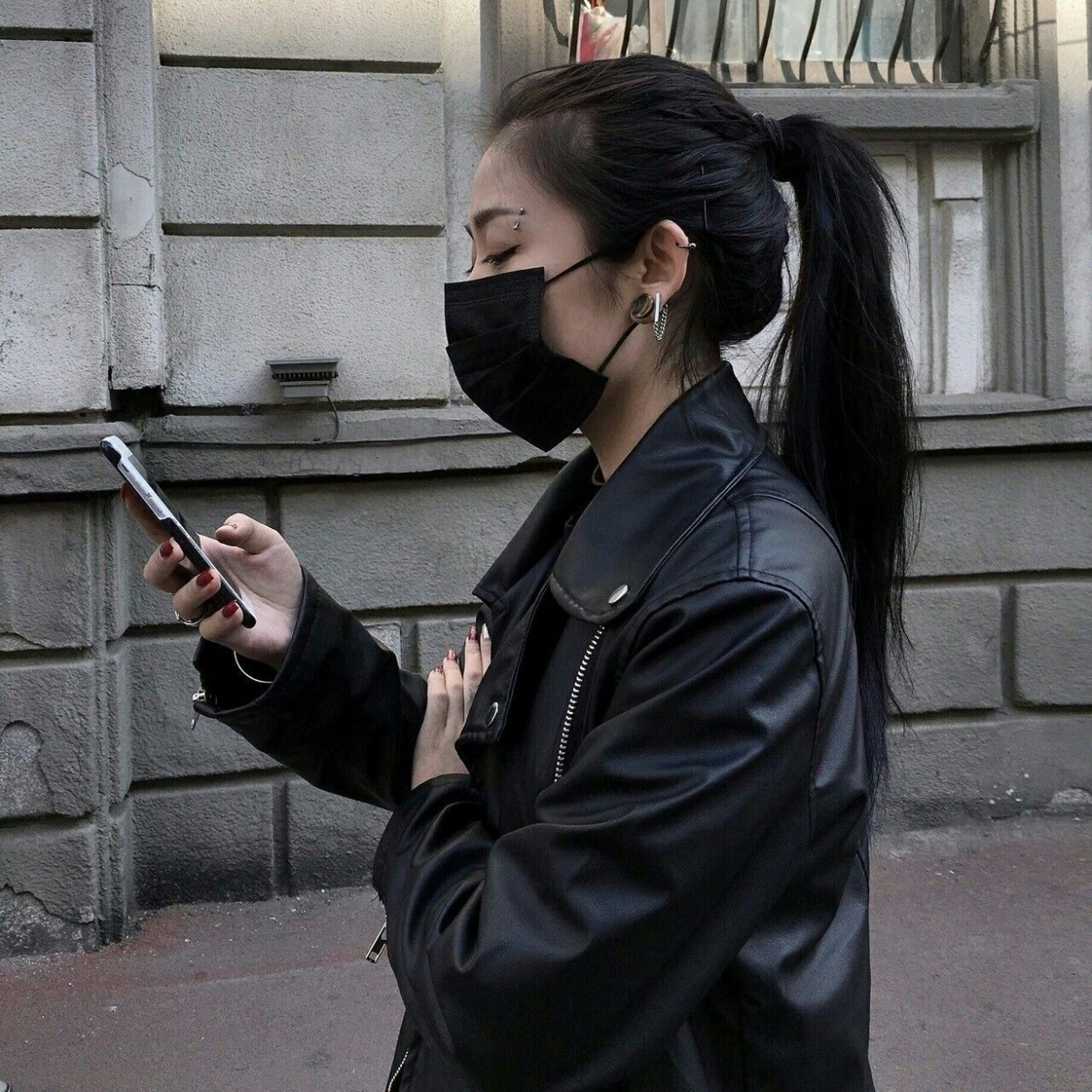 Кореянка с пистолетом