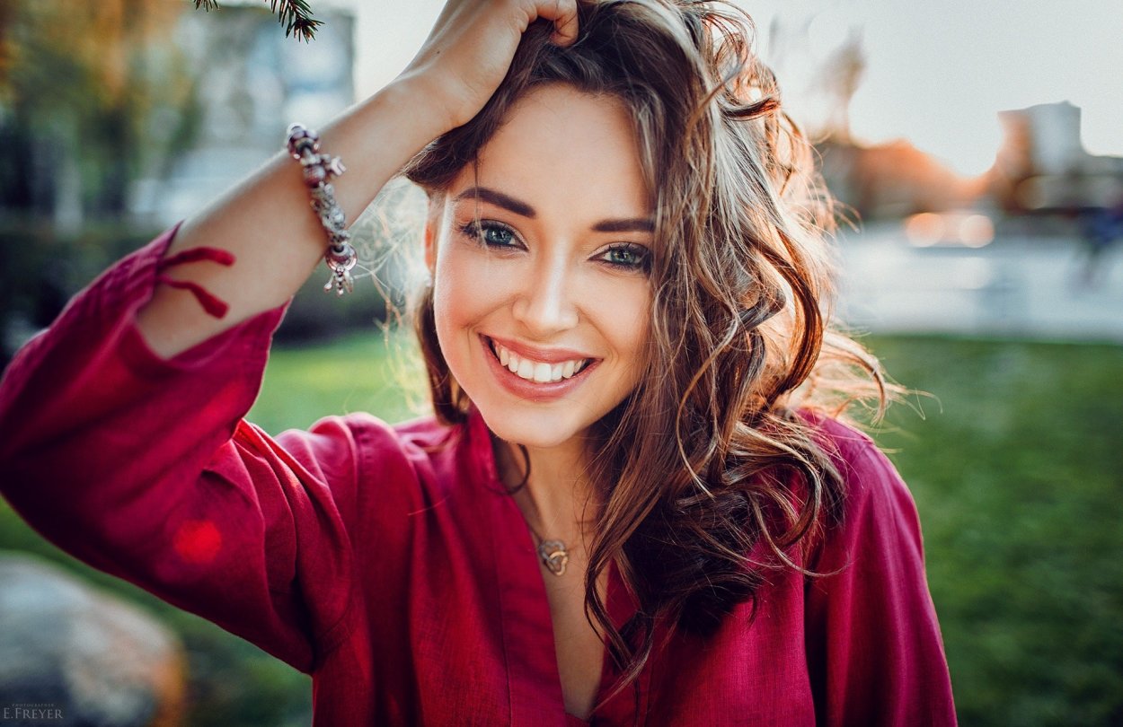Красивая улыбка девушки