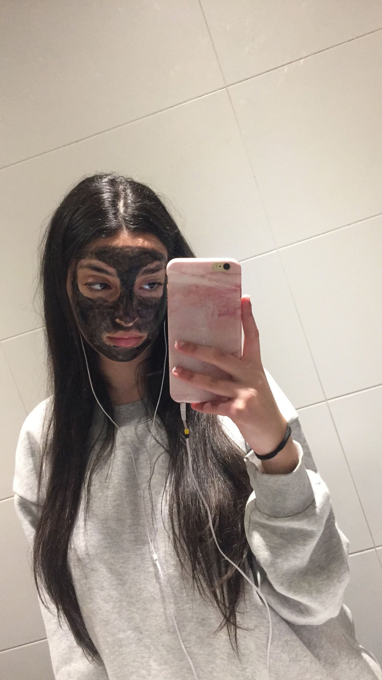 Девушка в маске селфи