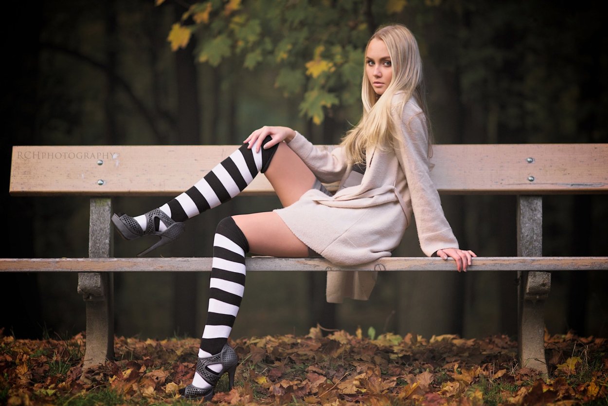 Abigaile Johnson в белых гольфах