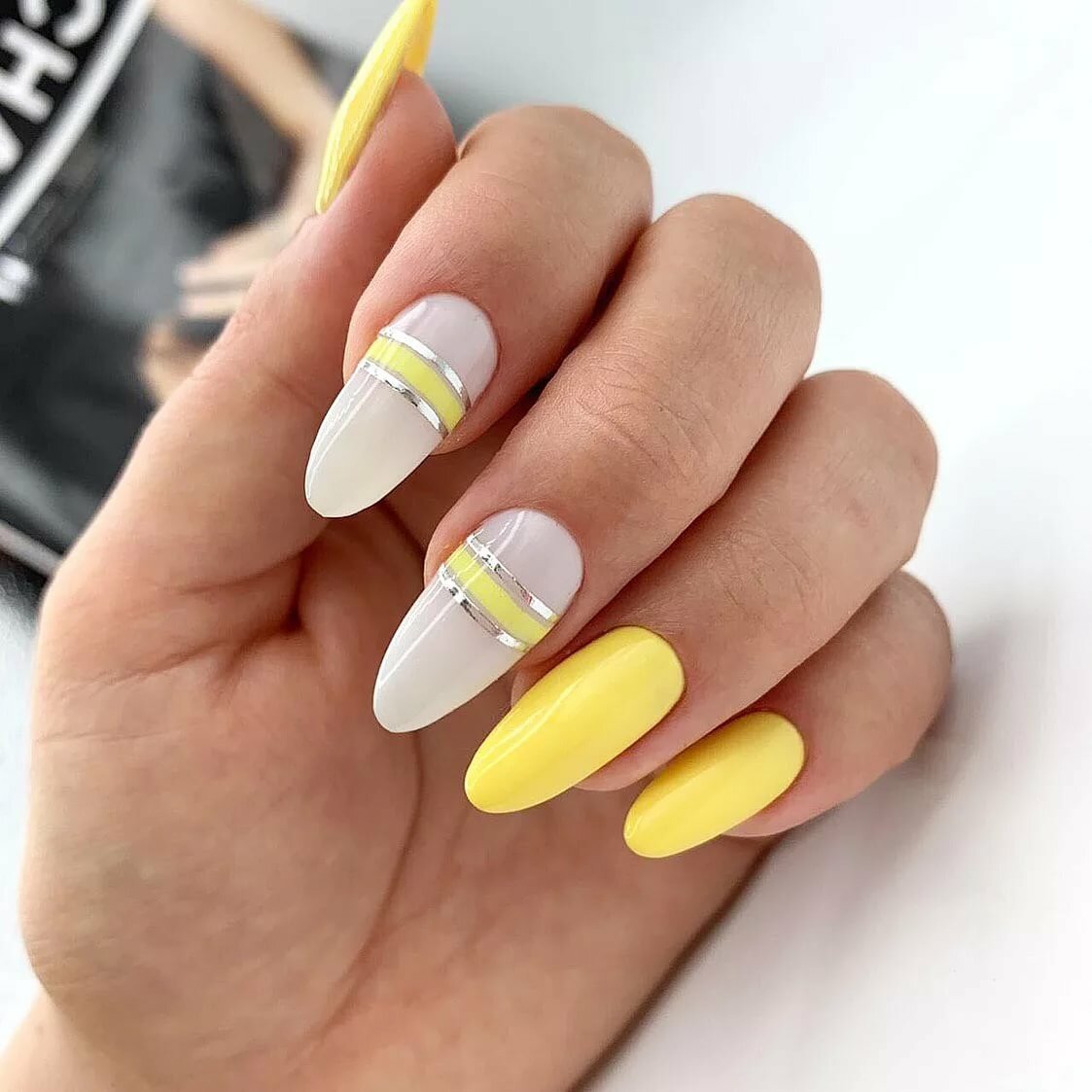 Дизайн ногтей желтый с белым