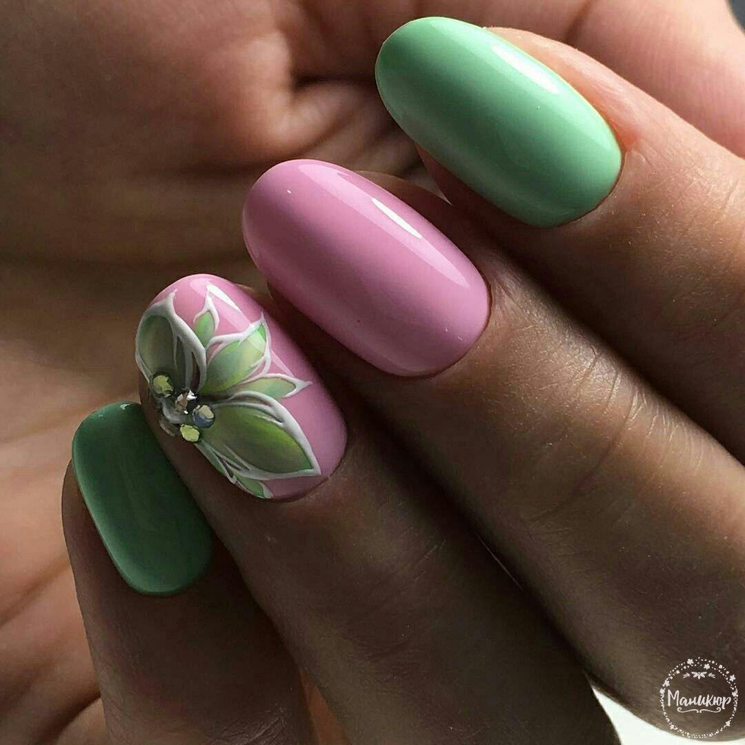 Ногти розовые с зеленым