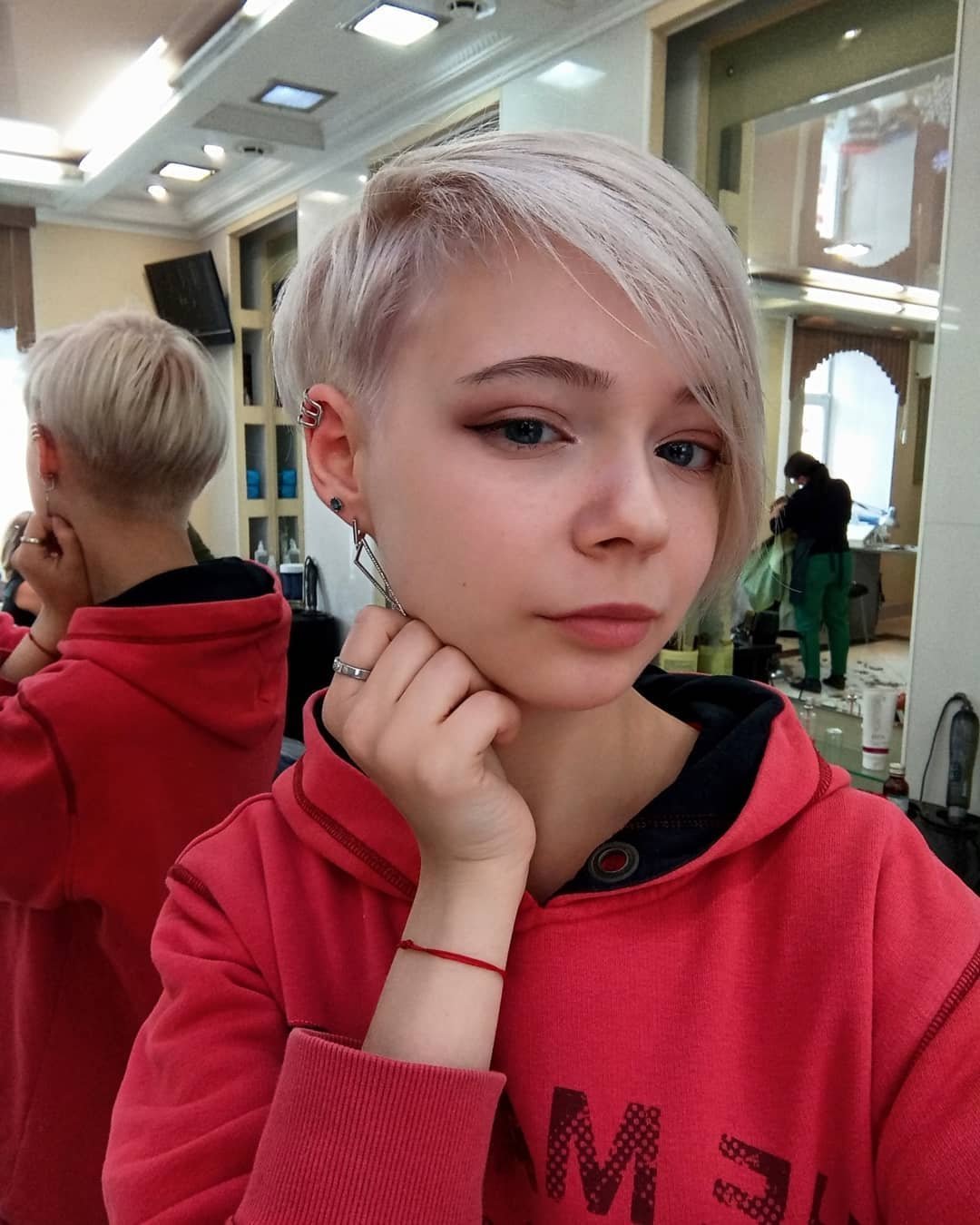 Модная короткая стрижка для подростка девочки