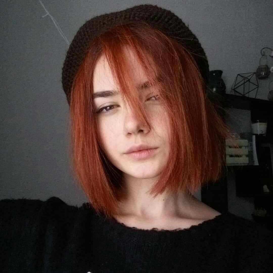 Рыжая девушка с каре