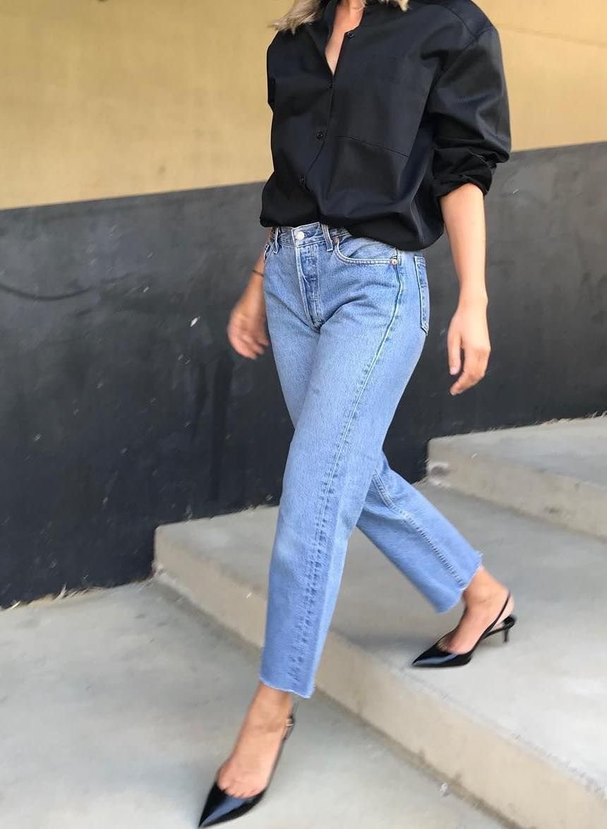 Черная рубашка и светлые джинсы