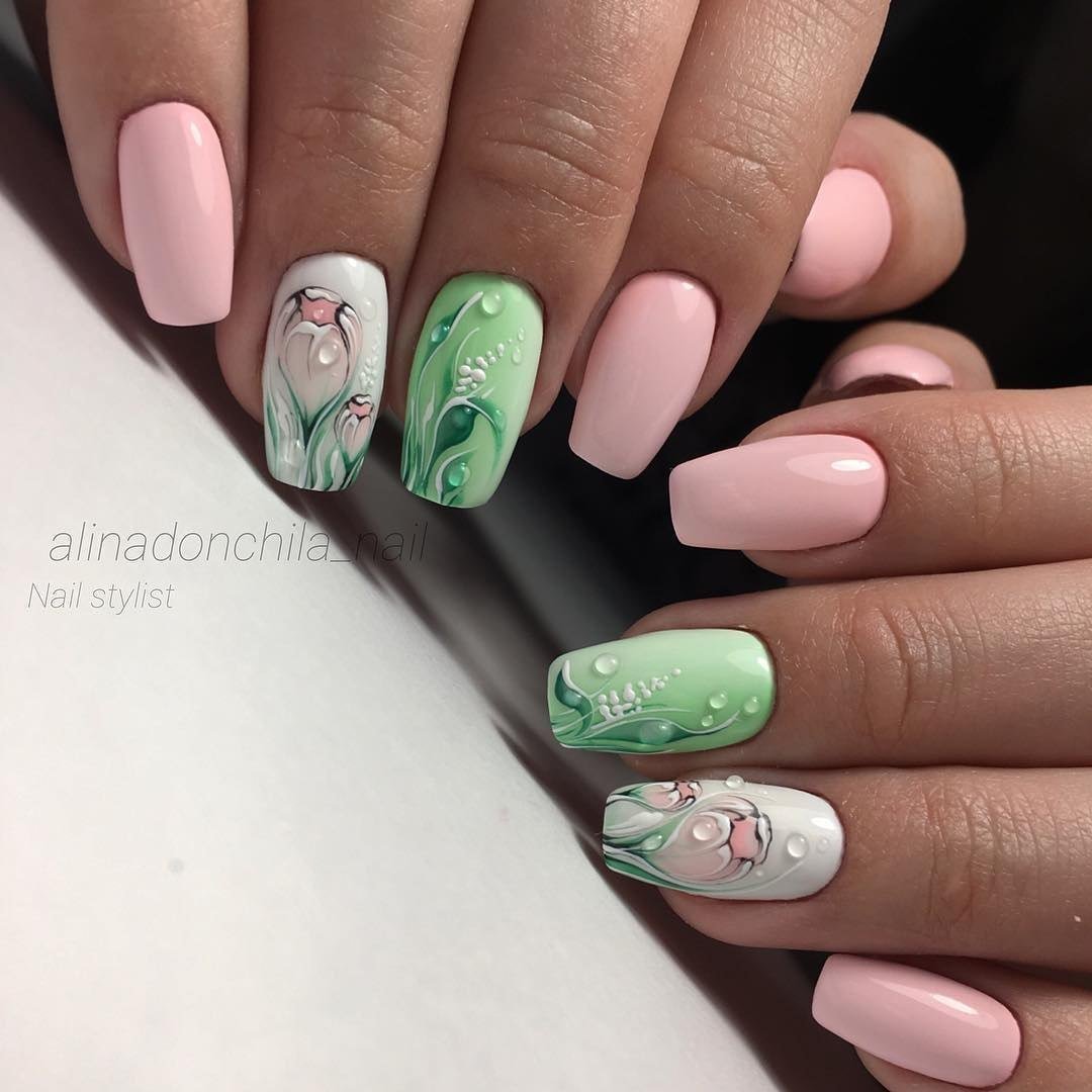 Ногти розовые с зеленым