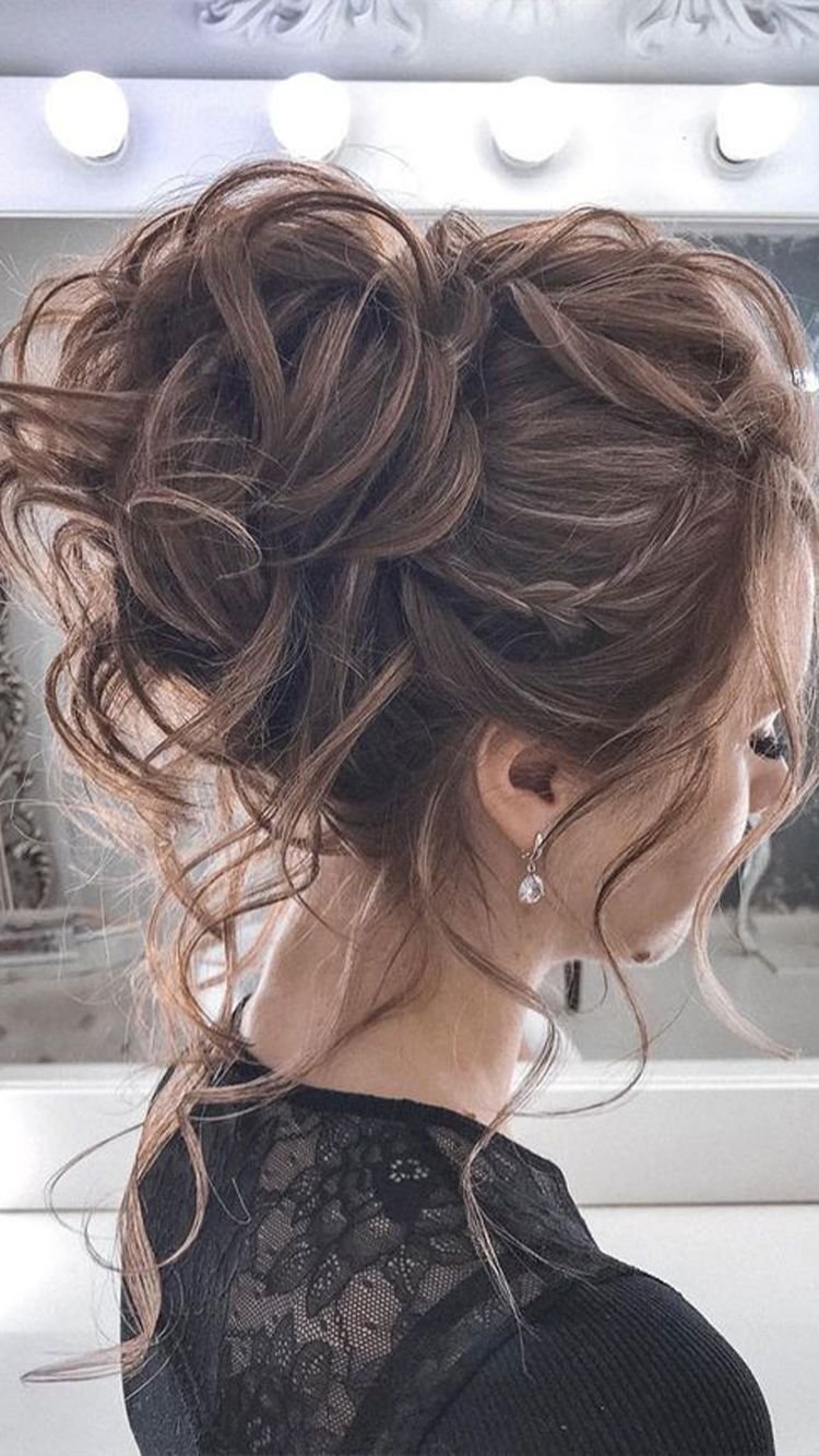 Прическа messy bun