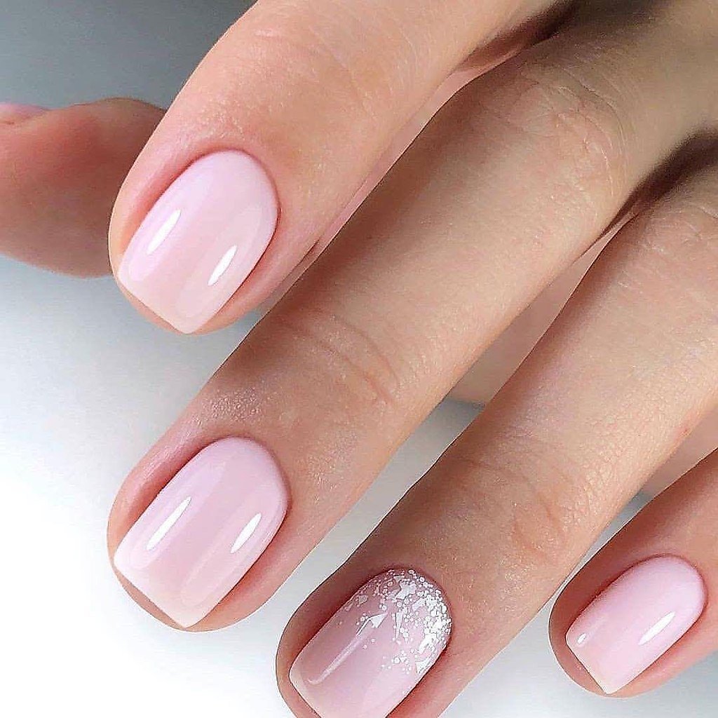 Светло розовый маникюр на короткие ногти