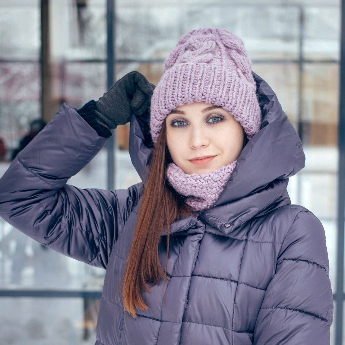 Девушки в сиреневых шапках