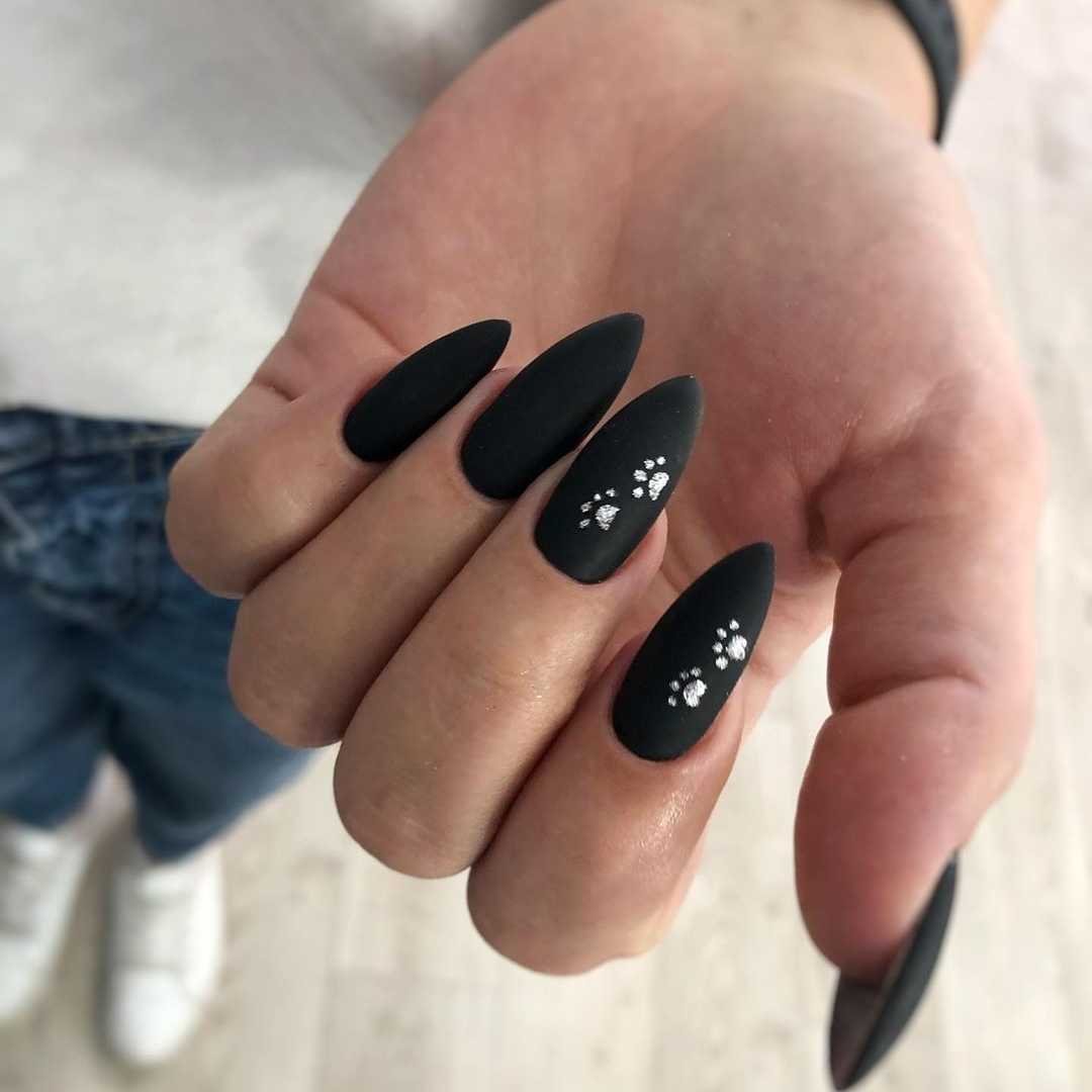 Черные ногти миндаль