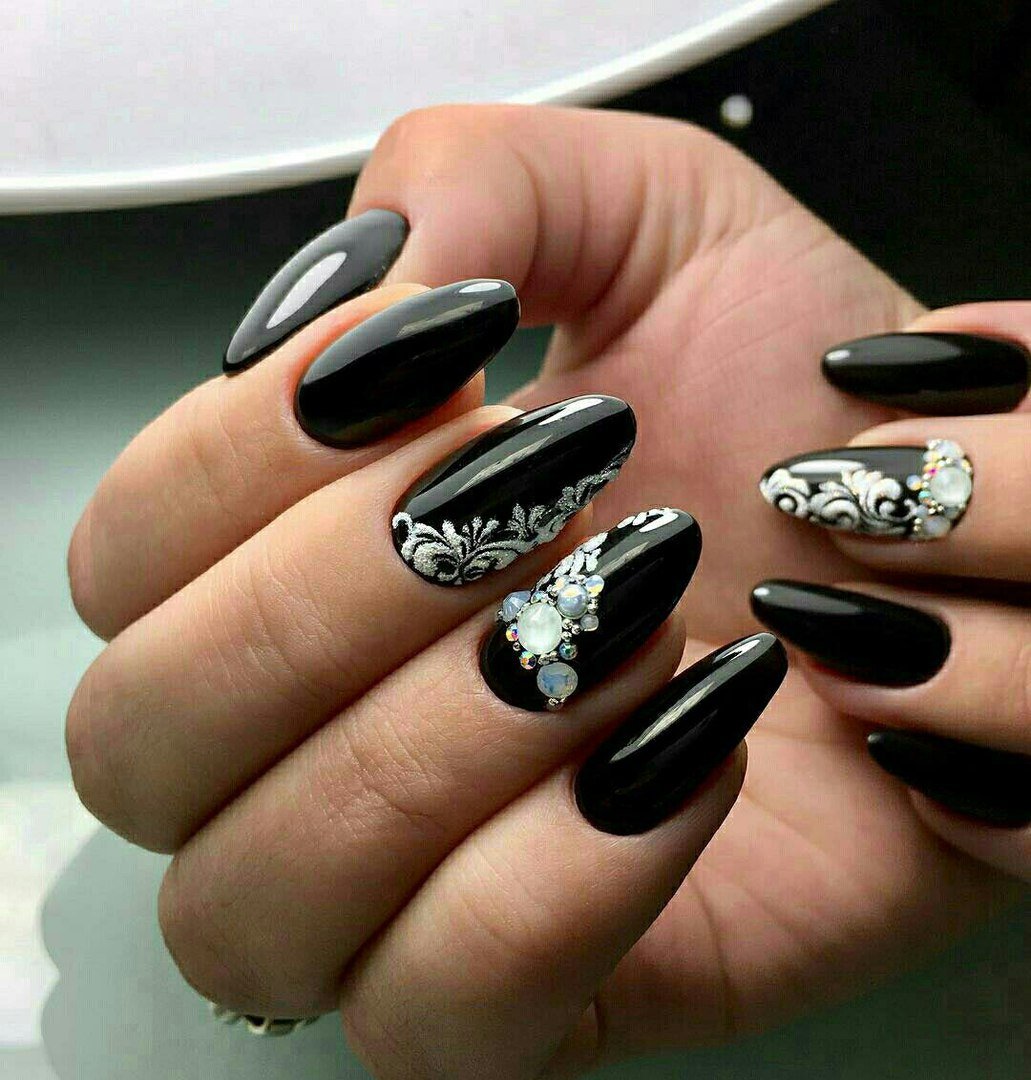 Миндальные ногти темные