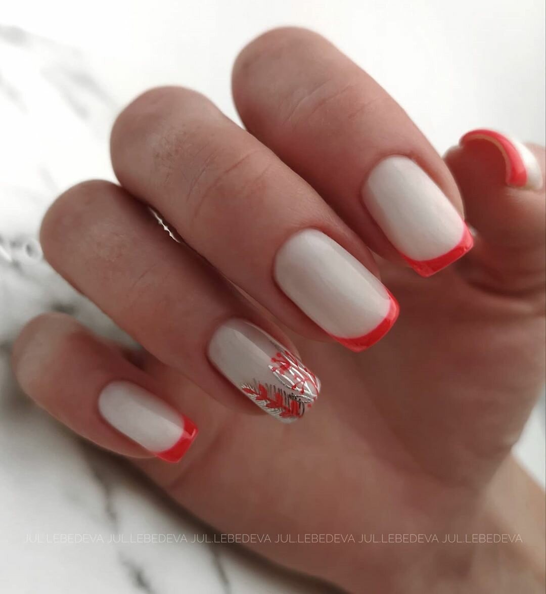 Маникюр коралловый с белым