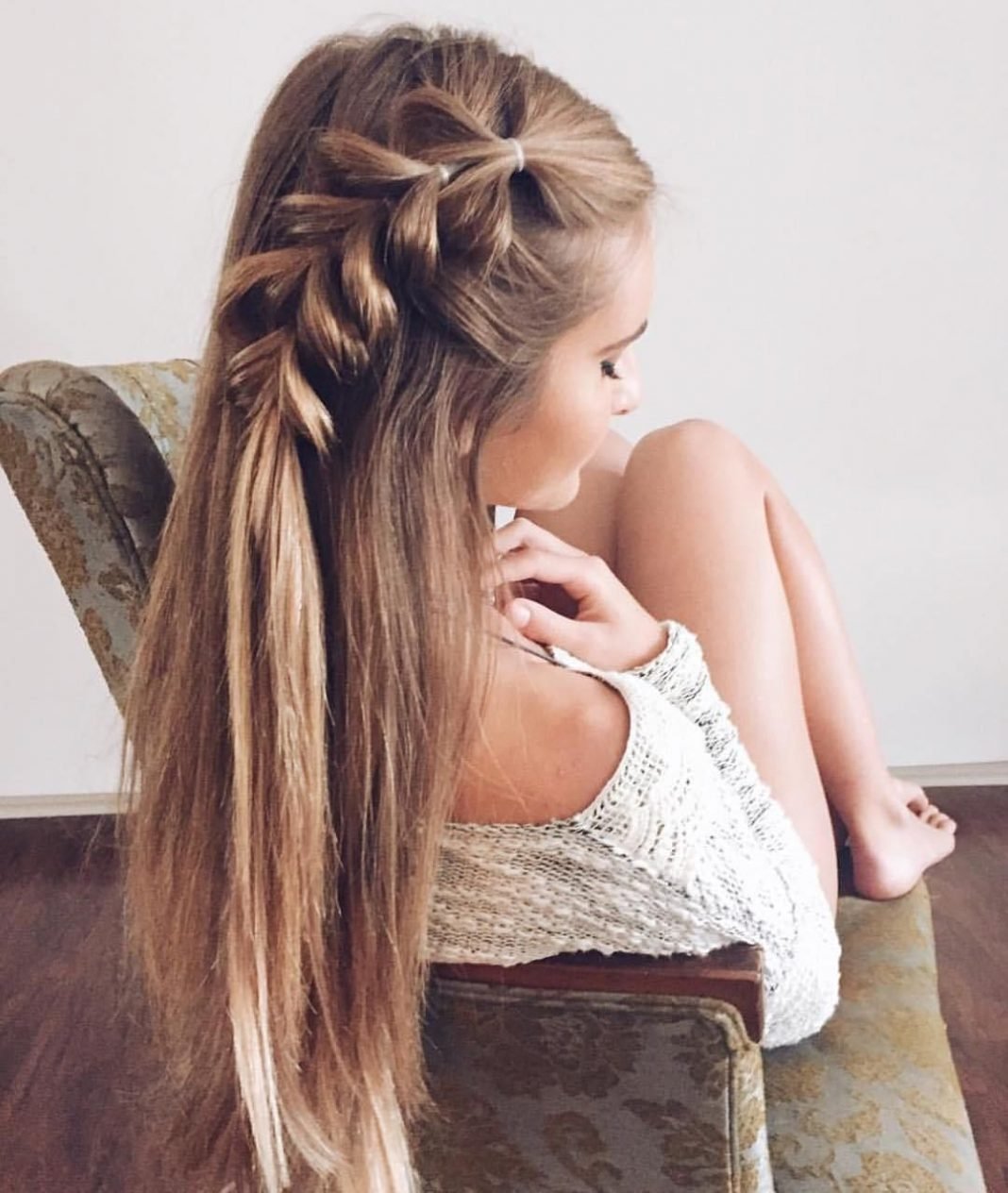 Простая прическа на длинные волосы девочке