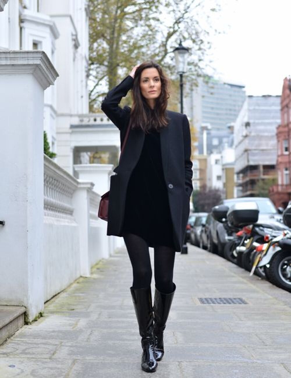Пальто пиджак с платьем. Образы с черным пальто. Образы с черным пальто женские. Пальто с ботинками.