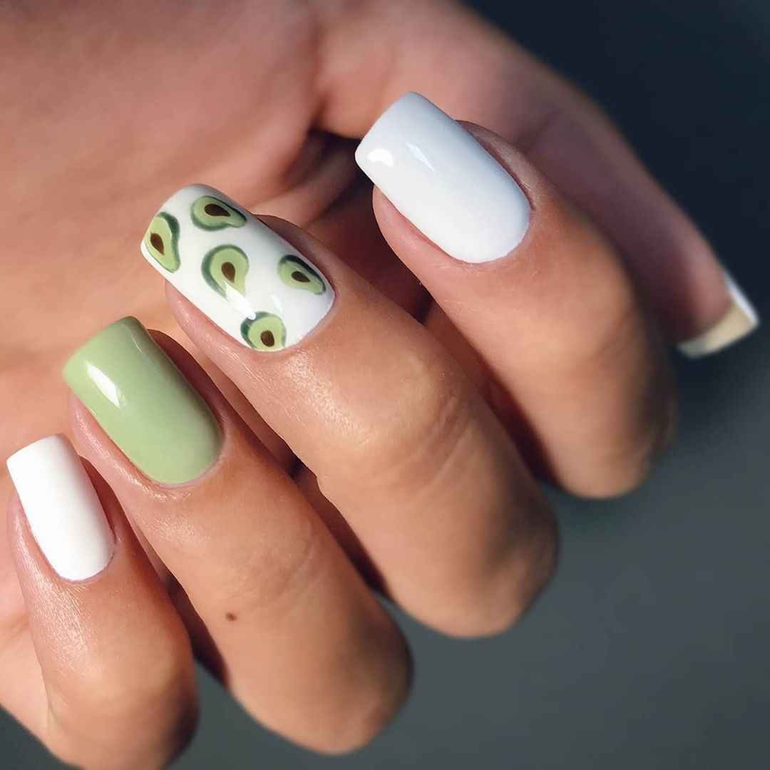 Фисташковый маникюр