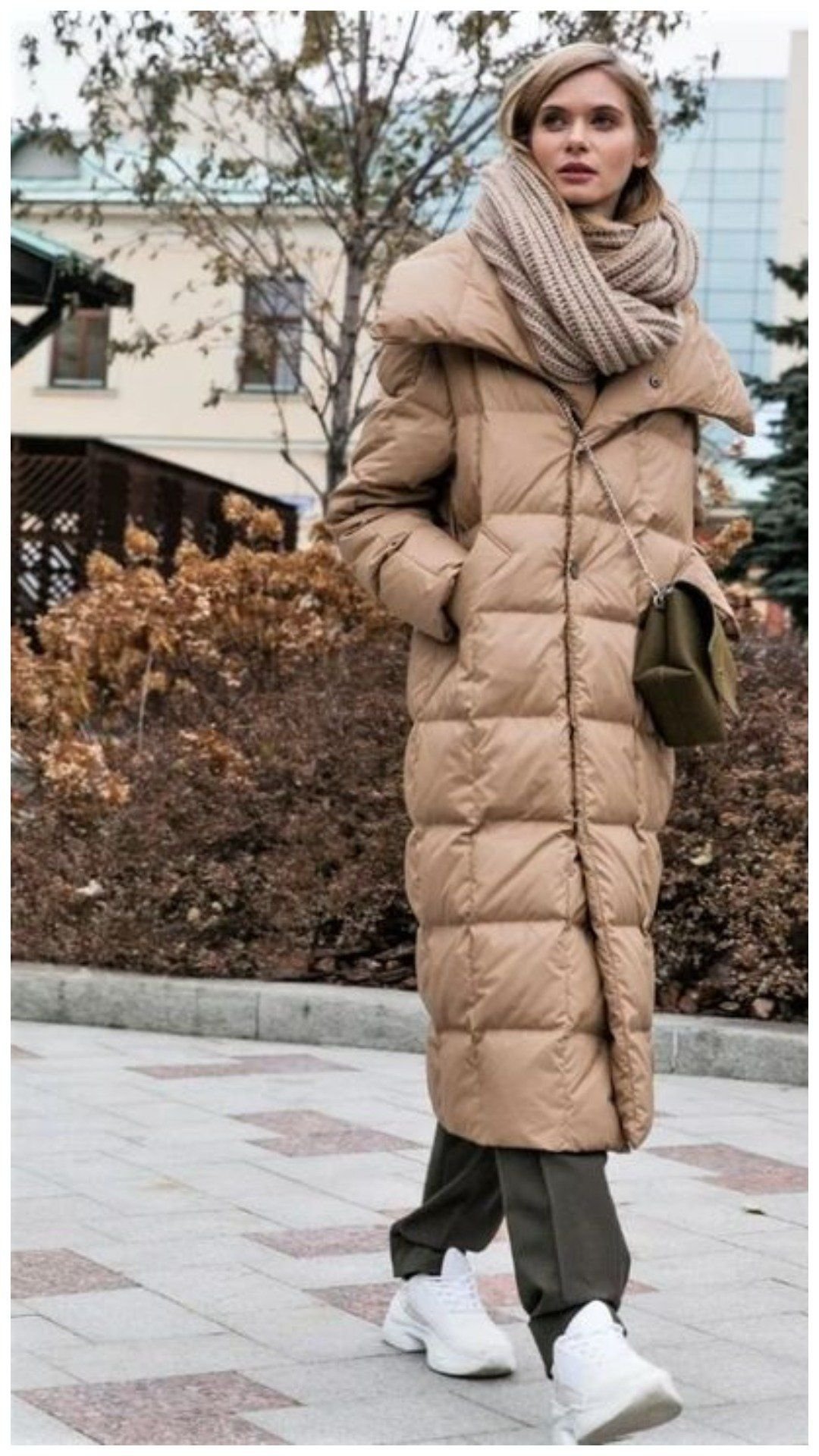 Шапка под бежевую куртку