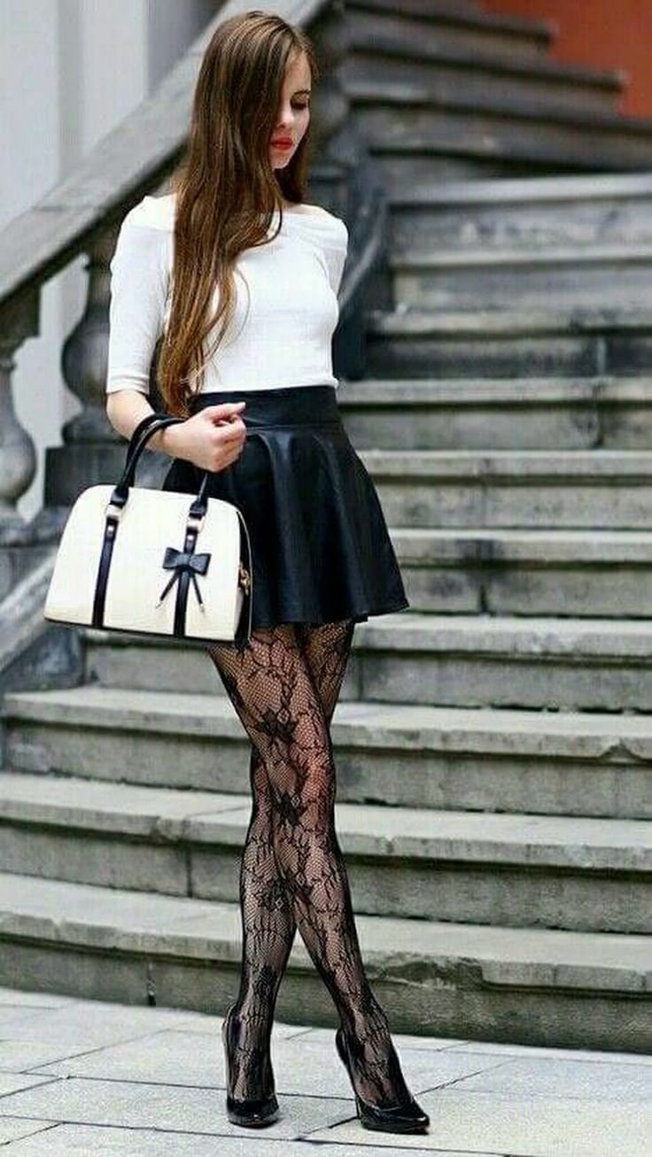 Ariadna Majewska в кожаной юбке