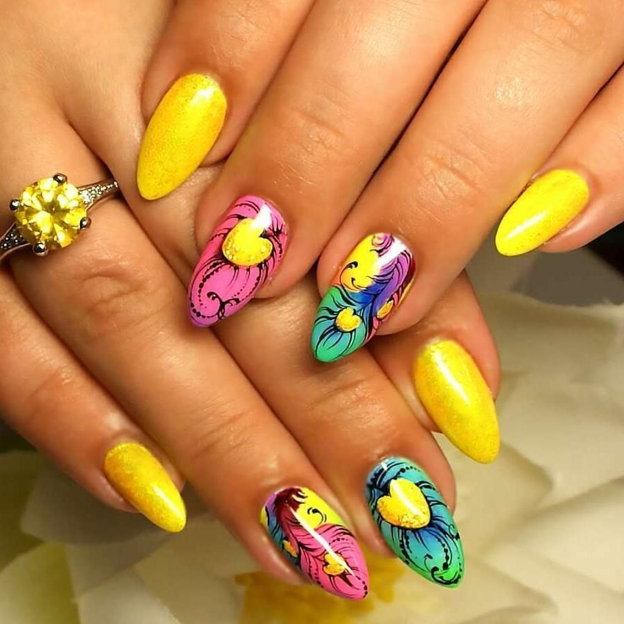 Яркий маникюр