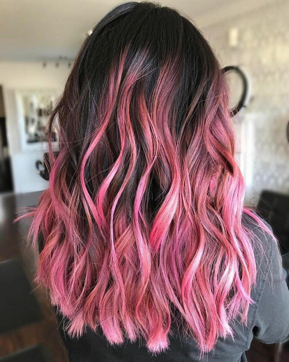 Розовые пряди на коричневых волосах