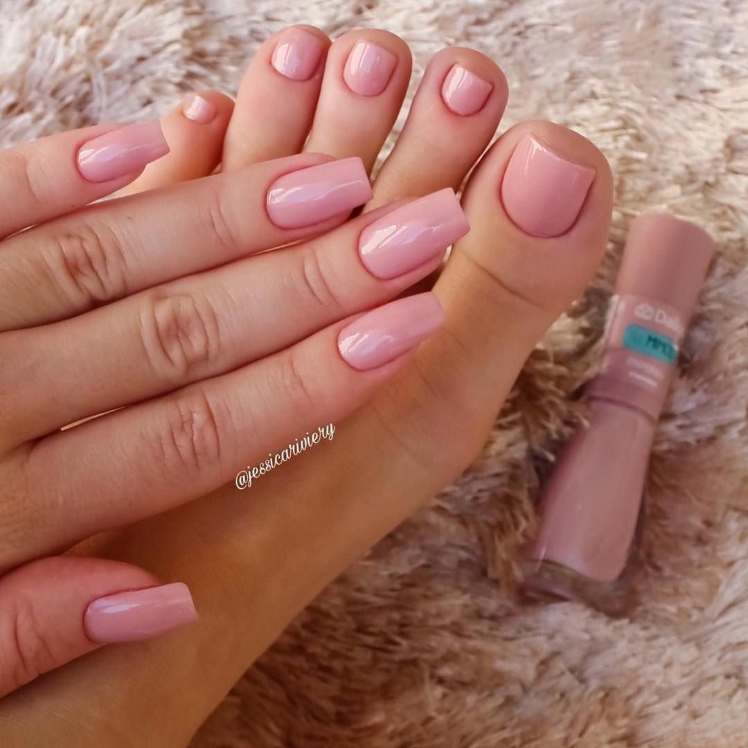 Маникюр и педикюр в розовых тонах