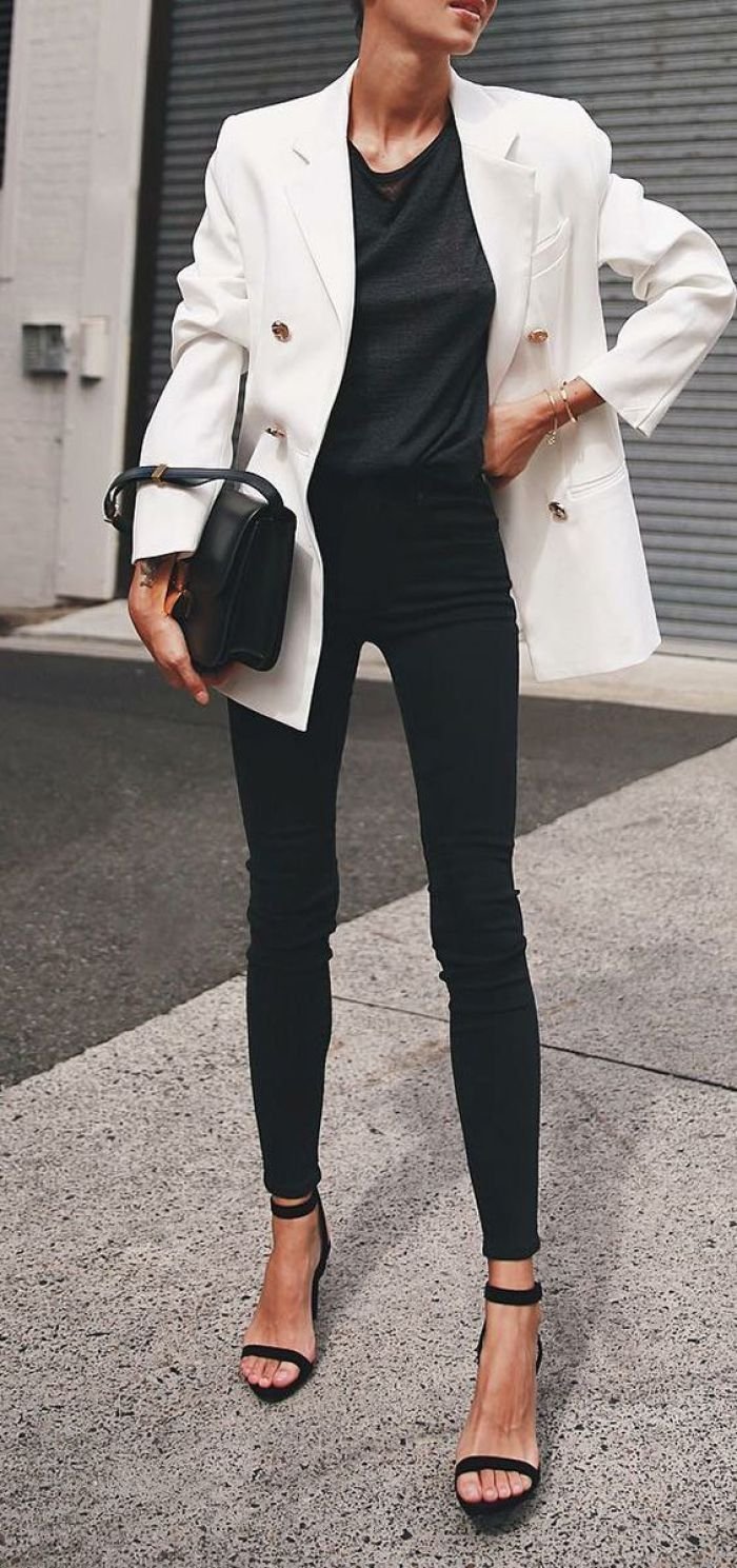 Черный пиджак с белыми брюками