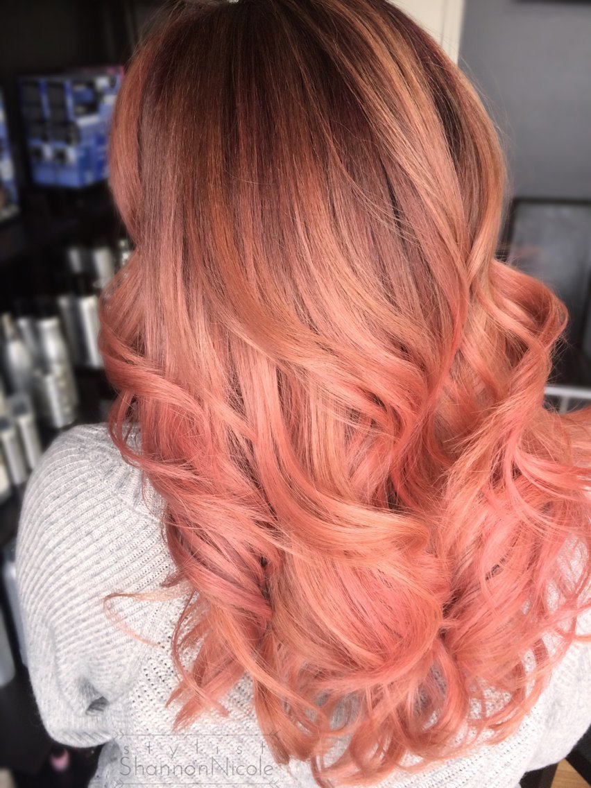 Рыже розовый цвет. Рыже розовые волосы. Рыже розовый цвет волос. Персиково розовый цвет волос. Рыжий с розовым оттенком.
