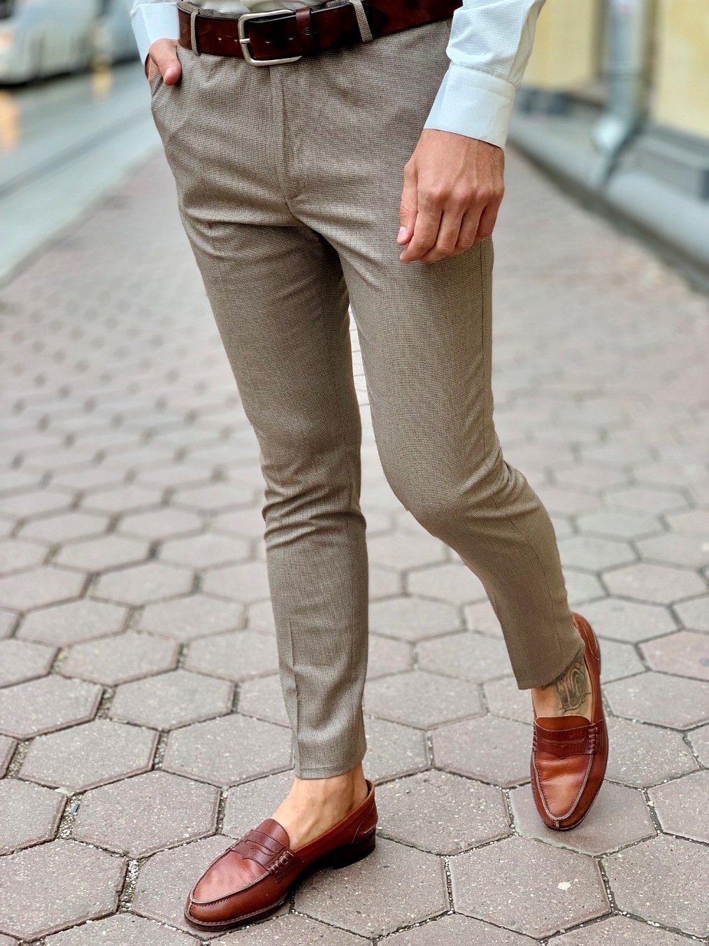 Черные брюки с коричневыми туфлями