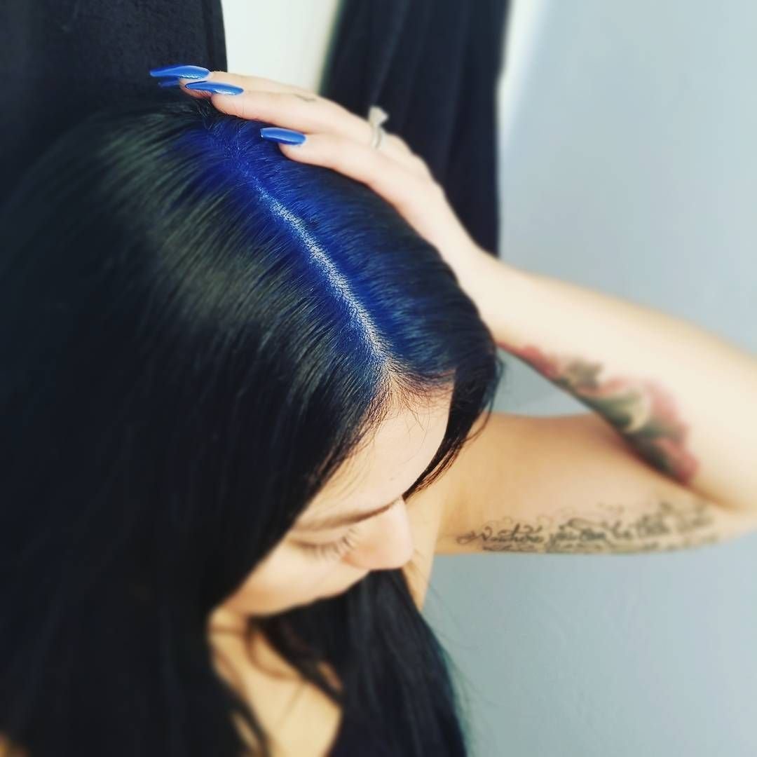 Синие корни волос