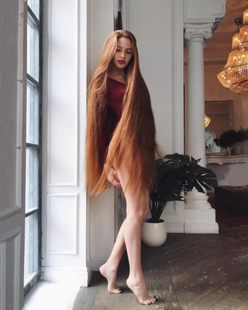 Девушка с длинной косой