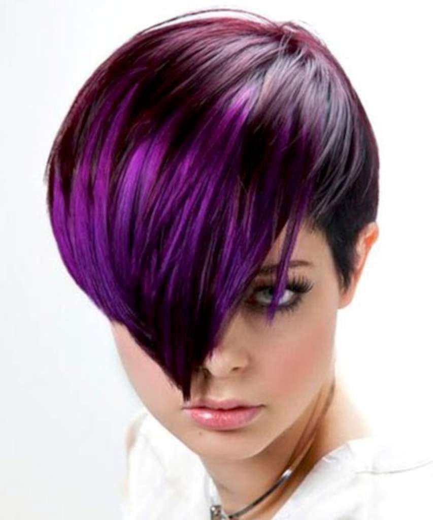 Фиолетовые пряди на короткие волосы