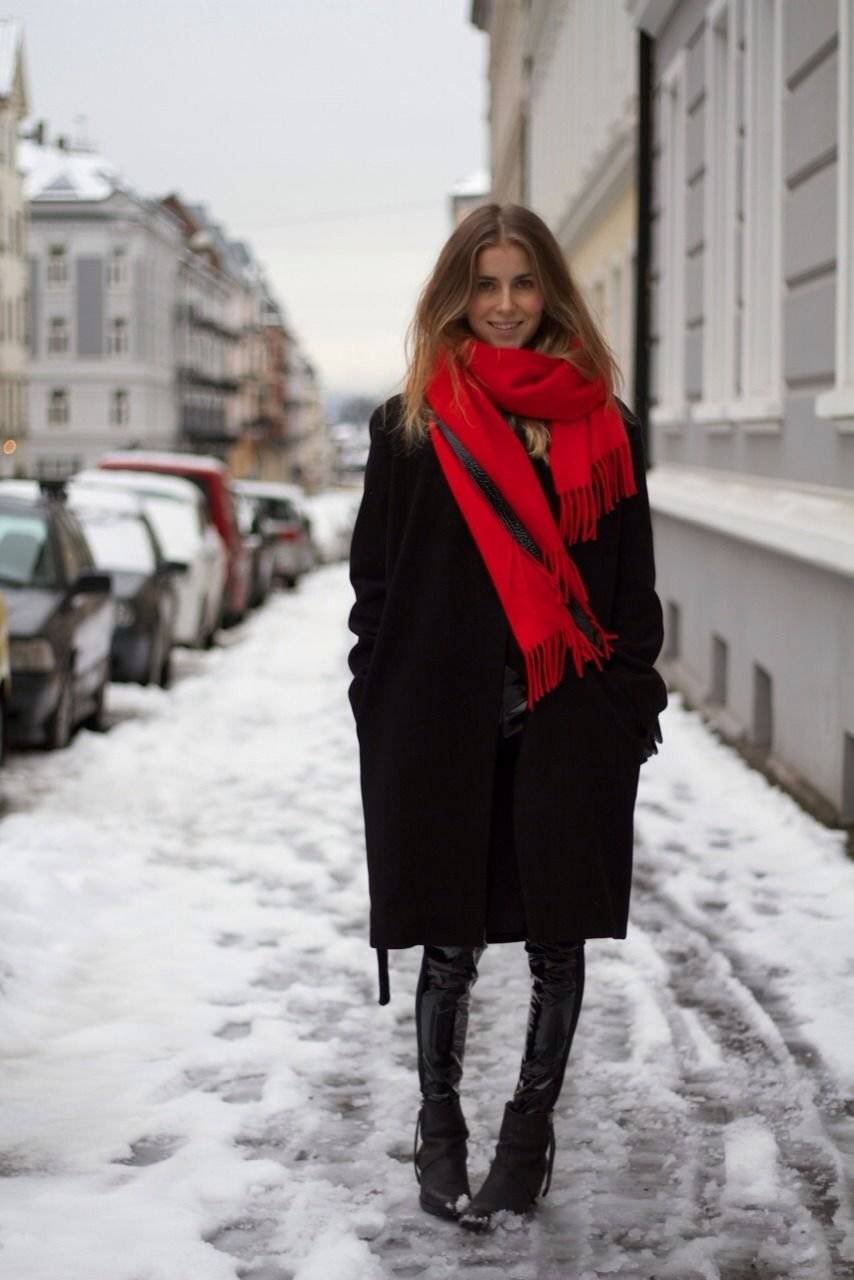 Черное пальто с красным шарфом
