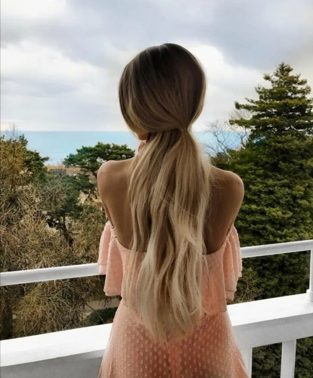 Блондинка с длинными волосами со спины