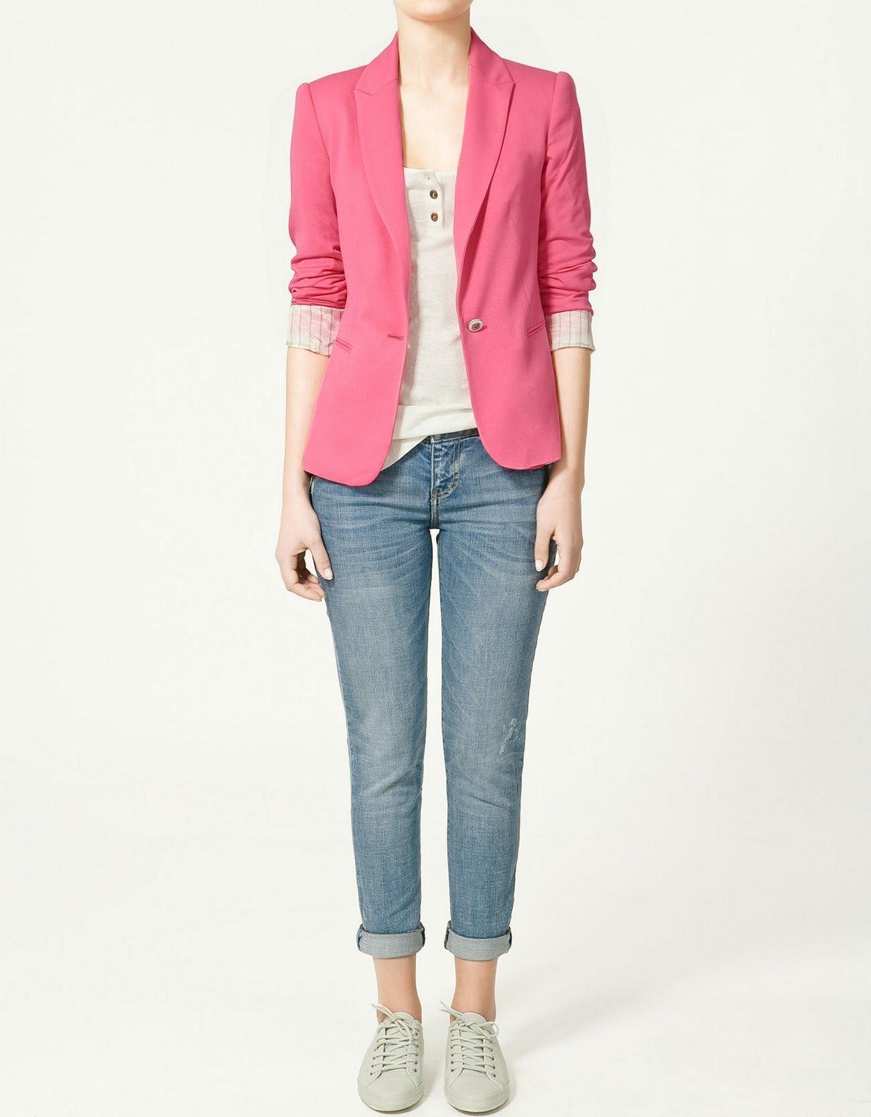 Розовый пиджак с джинсами