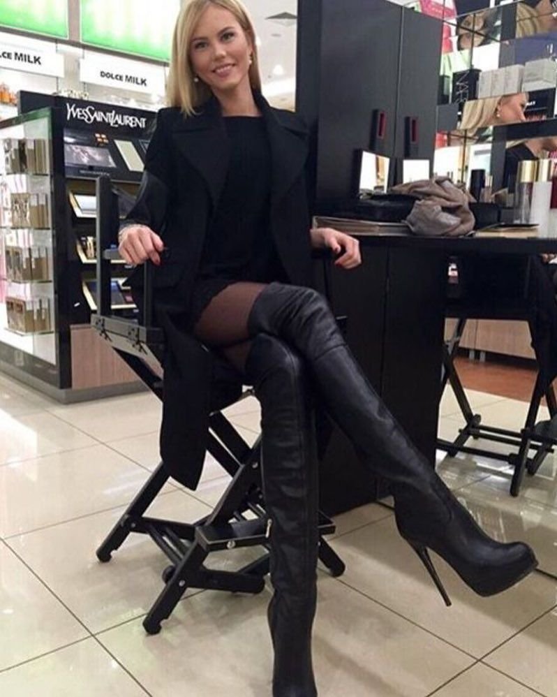 Юлия Михалкова в сапогах