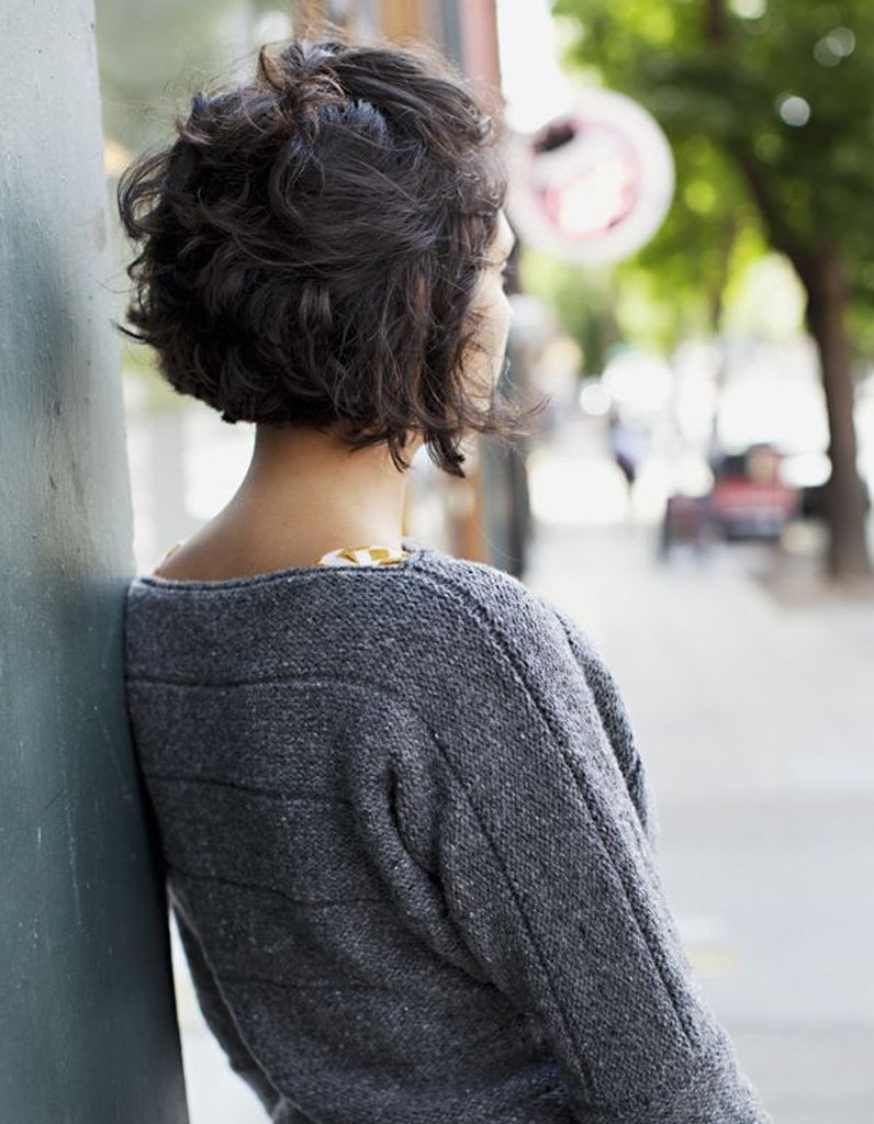 Фото девушки с короткой стрижкой со спины