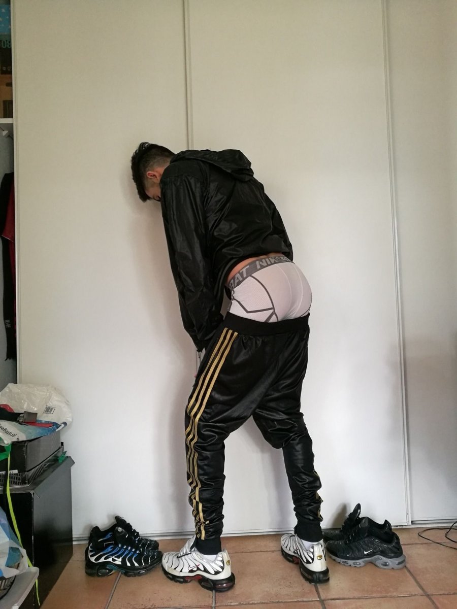 Мужик в спортивных штанах