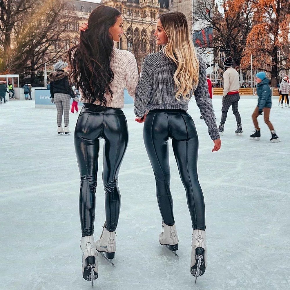 Худые девушки в леггинсах