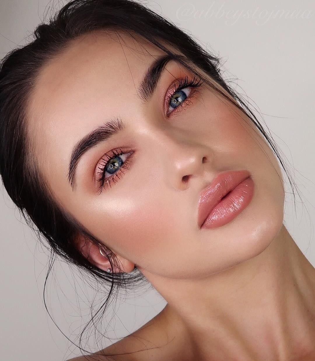 Лили Коллинз брови