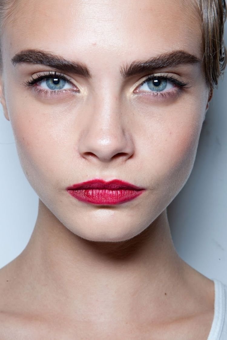 Cara Delevingne брови