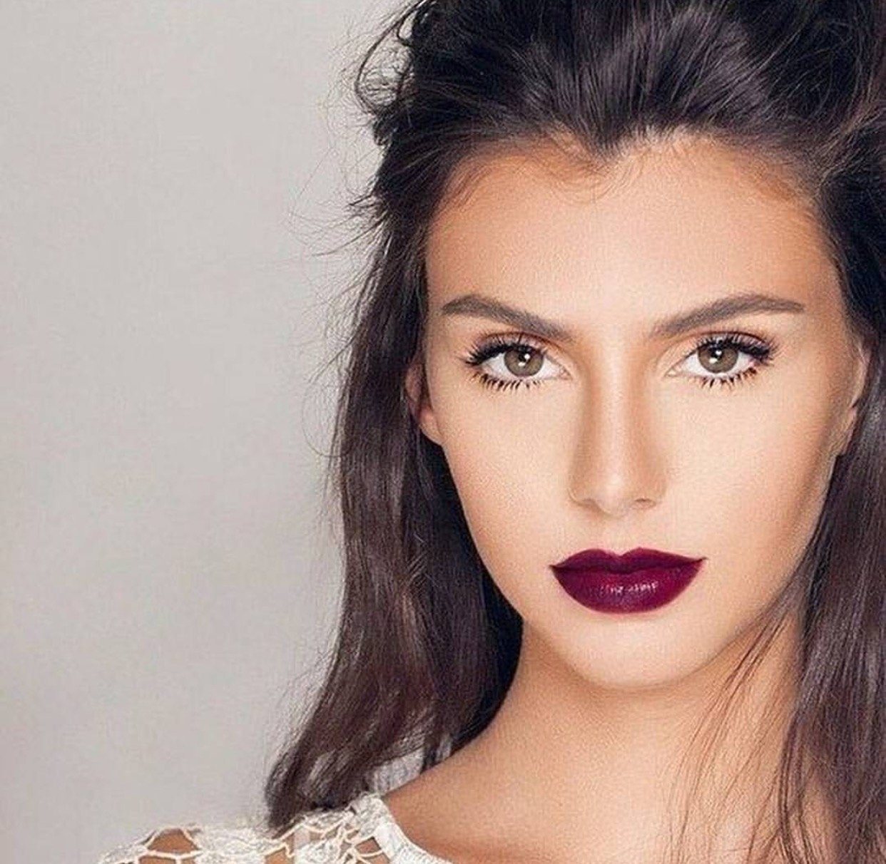 Цвет помады для брюнеток