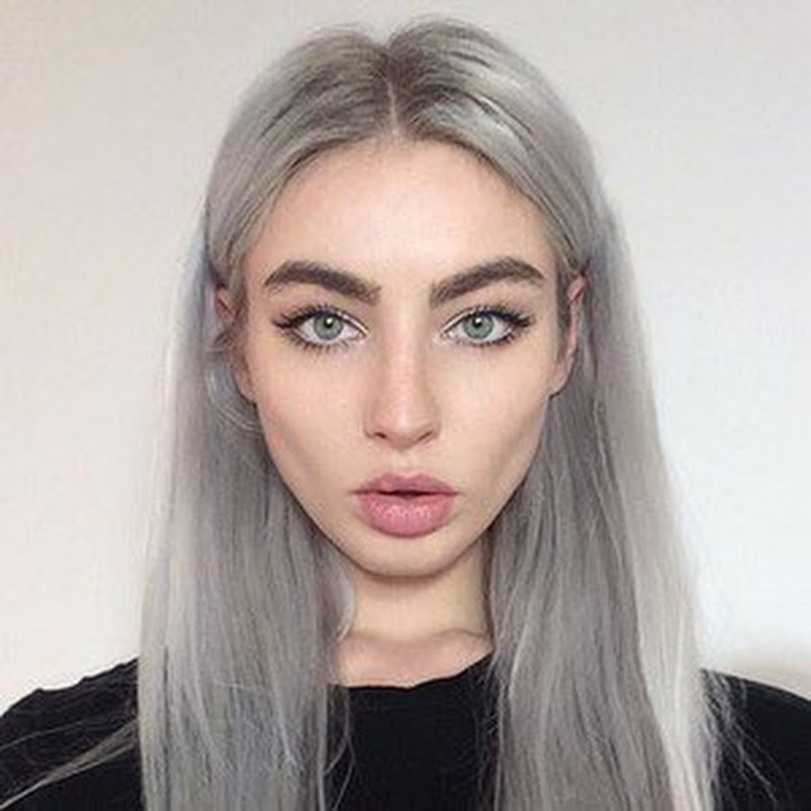 Пепельный блонд с зелеными глазами