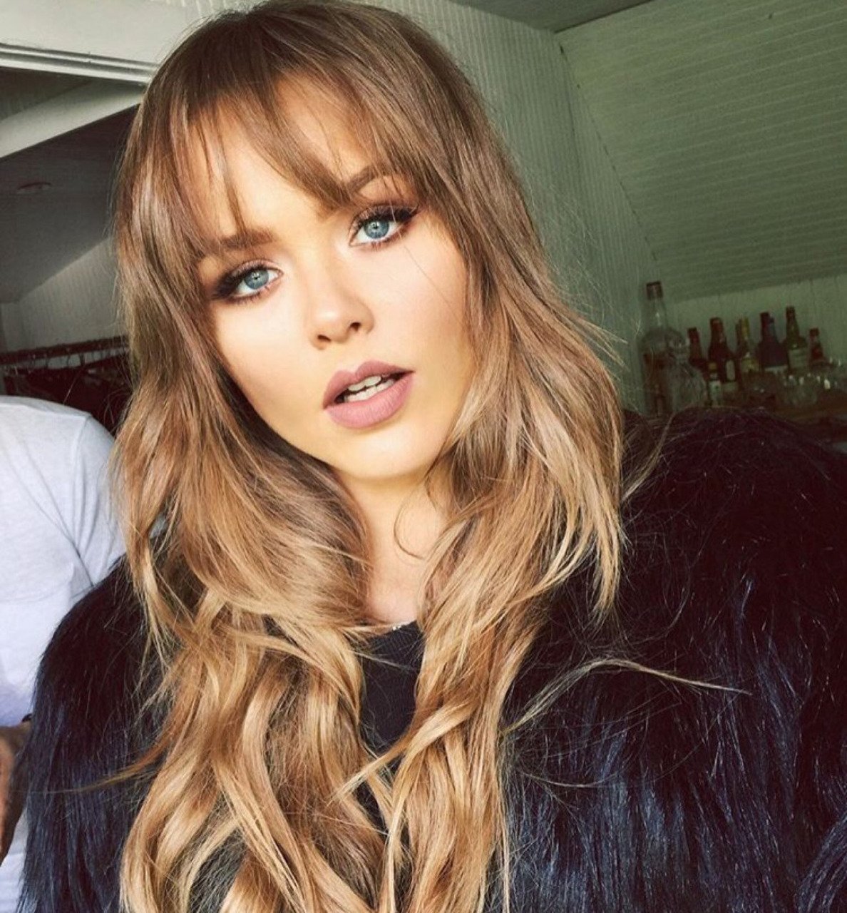 Kristina Bazan с челкой