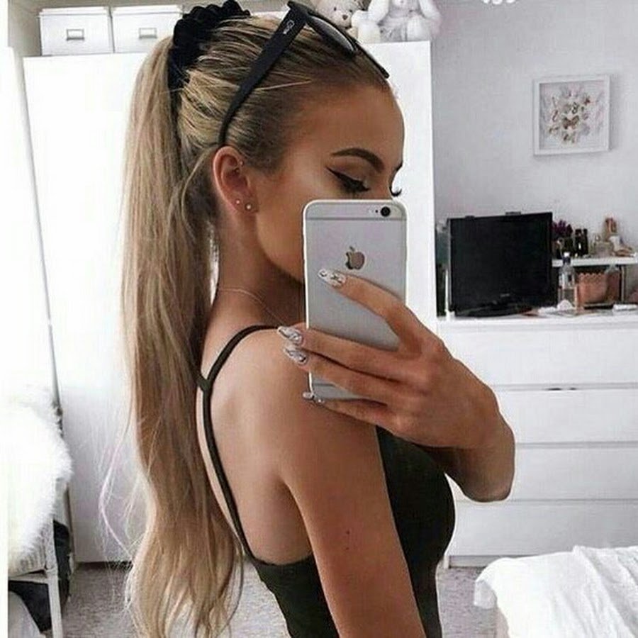 Блондинка с айфоном