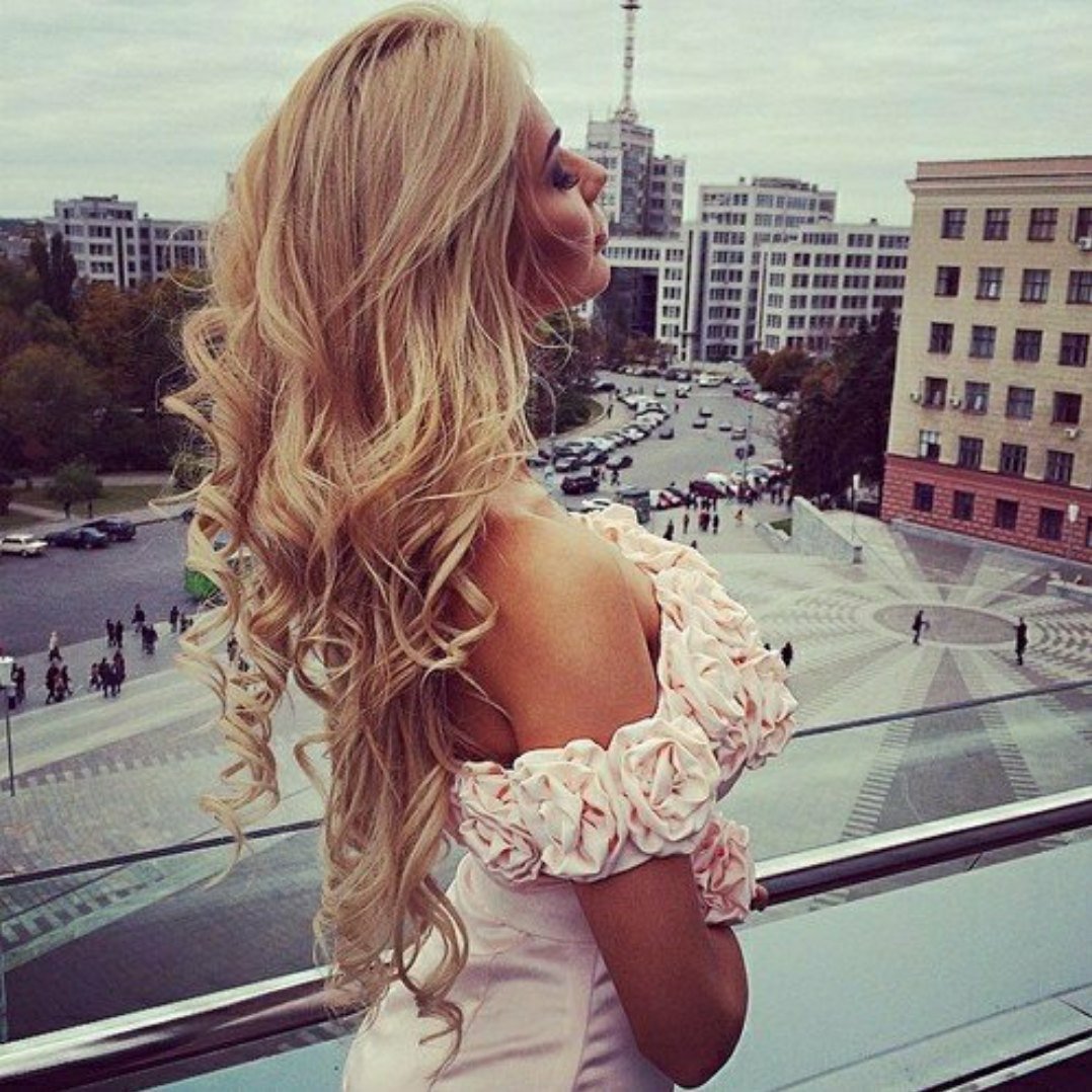 Блондинки с длинными волосами в красивом платье