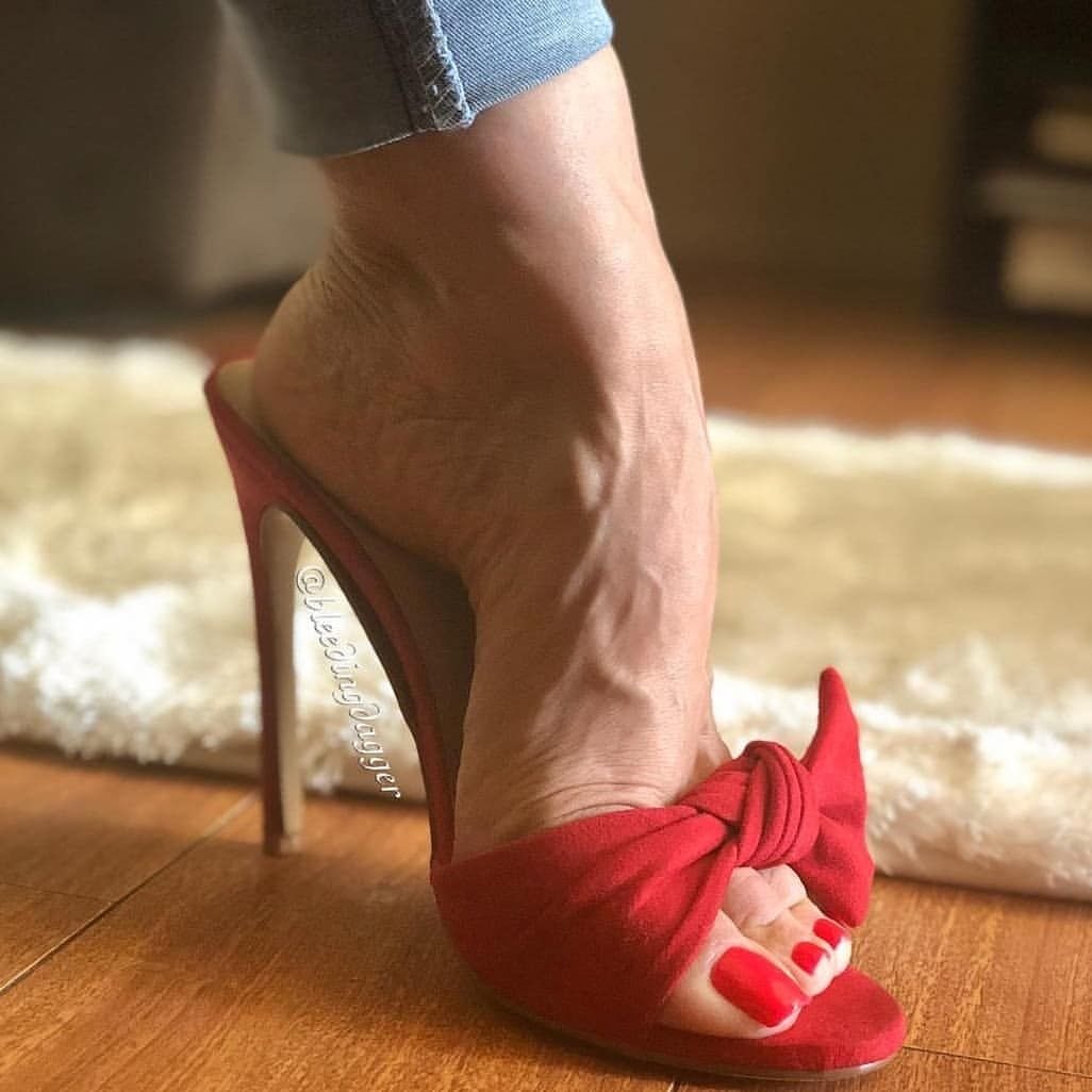Ножки в сабо feet